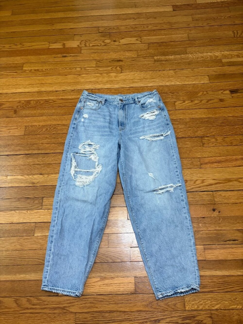 American Eagle Relaxed Mom Jeans Women's Size 14 Distressed Light Wash Denim